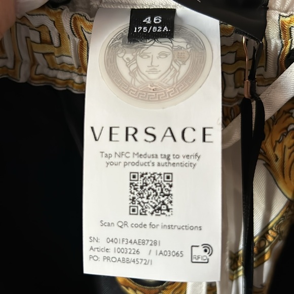 VERSACE coupe de Deaux mini shorts - Picture 5 of 9